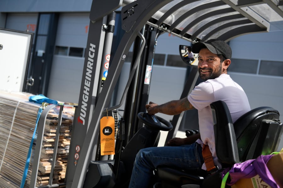 Bijna twee jaar geleden begon Santosh Reefhuis voor zichzelf met zijn handel in tweedehands vloeren. Inmiddels beschikt hij over deze vorkheftruck die zijn werk een stuk makkelijker maken. Foto: Annina Romita
