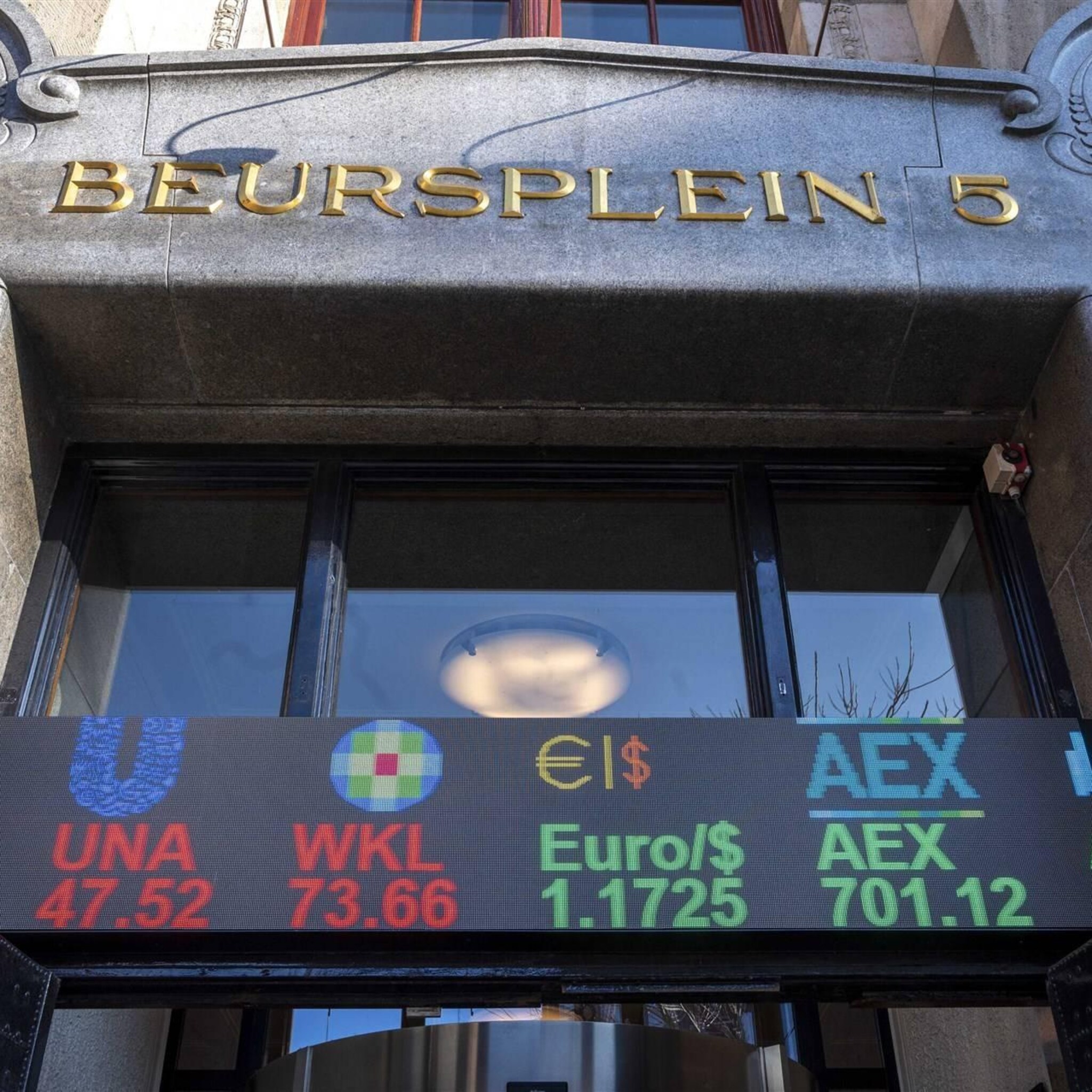 chemiebedrijven imcd en dsm zetten aex in het rood