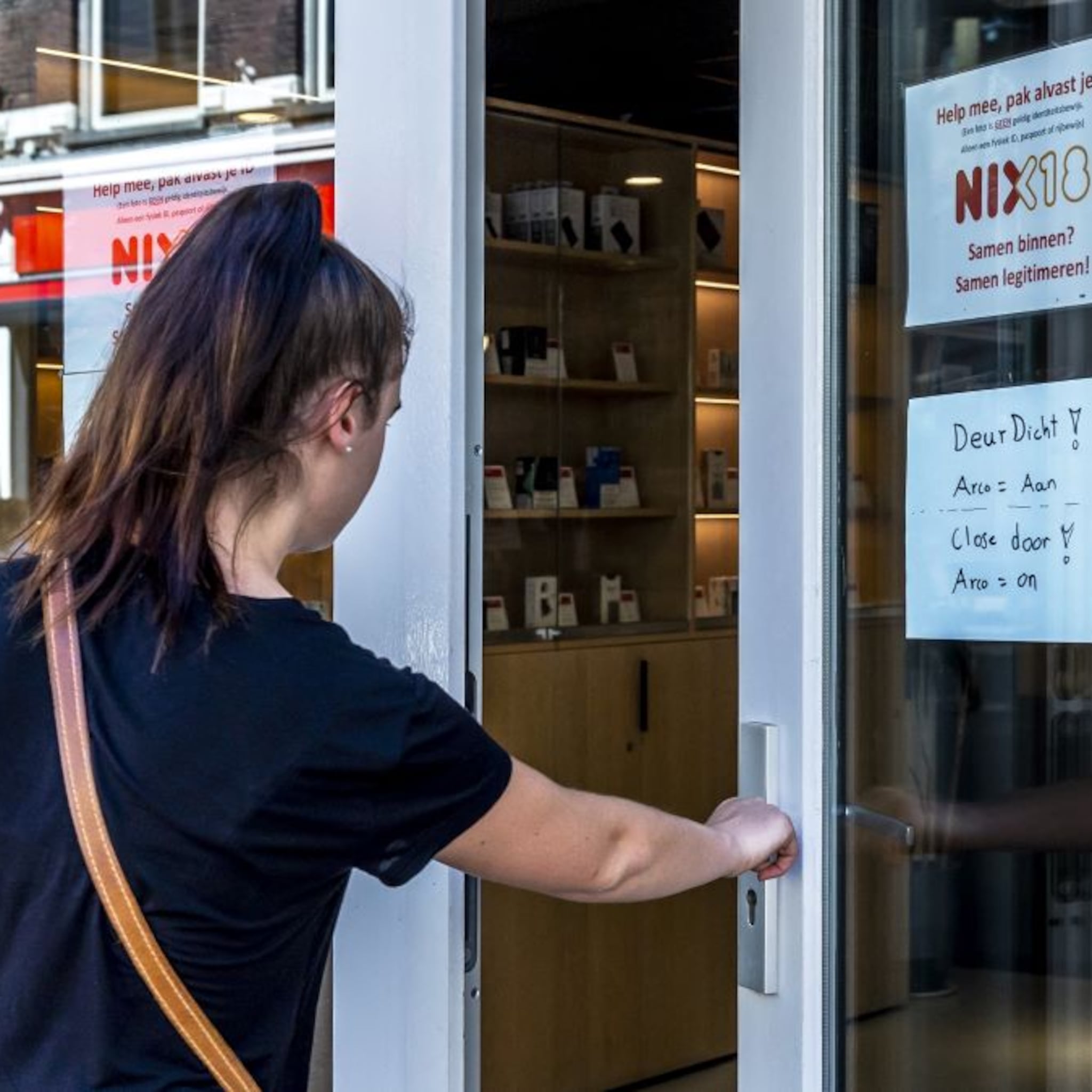 inretail winkeldeur dicht bij hitte is nieuwe normaal