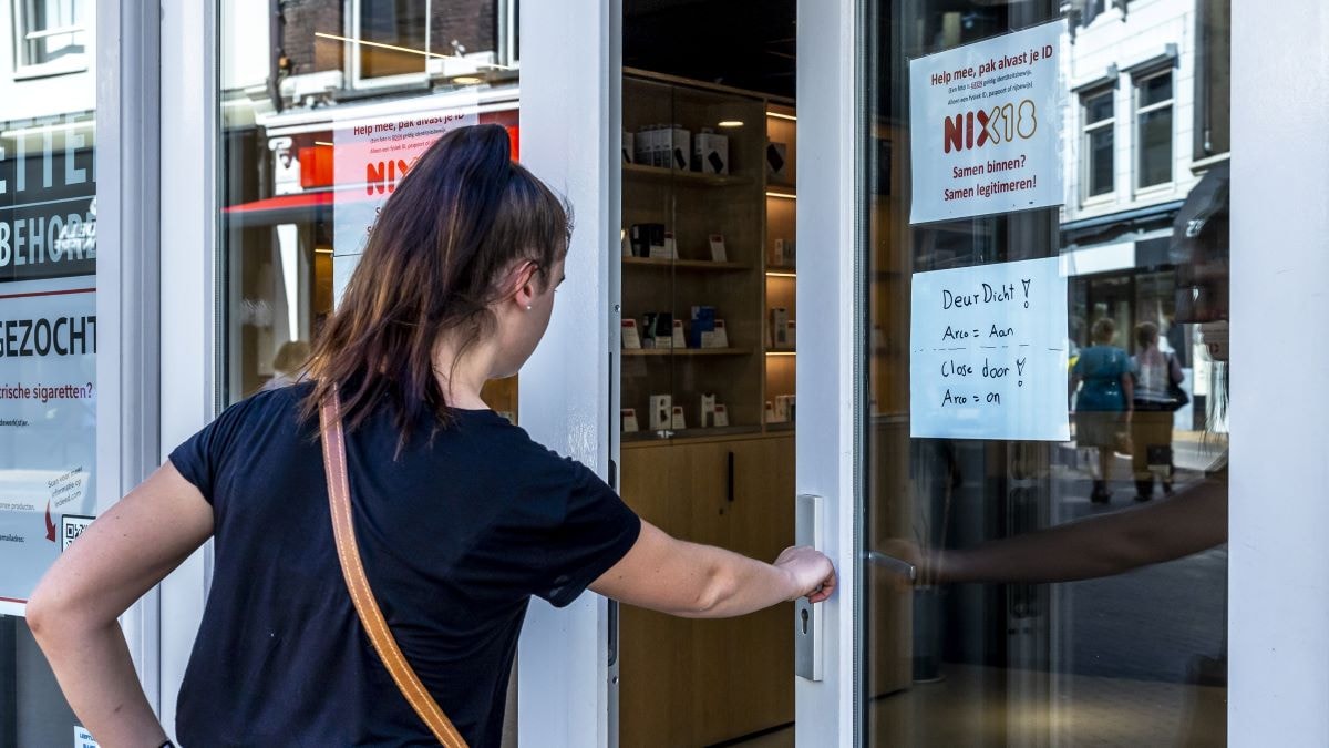 Zomers heet en airco aan? Houd de winkeldeur dicht, aldus INretail. Foto: Angeliek de Jonge