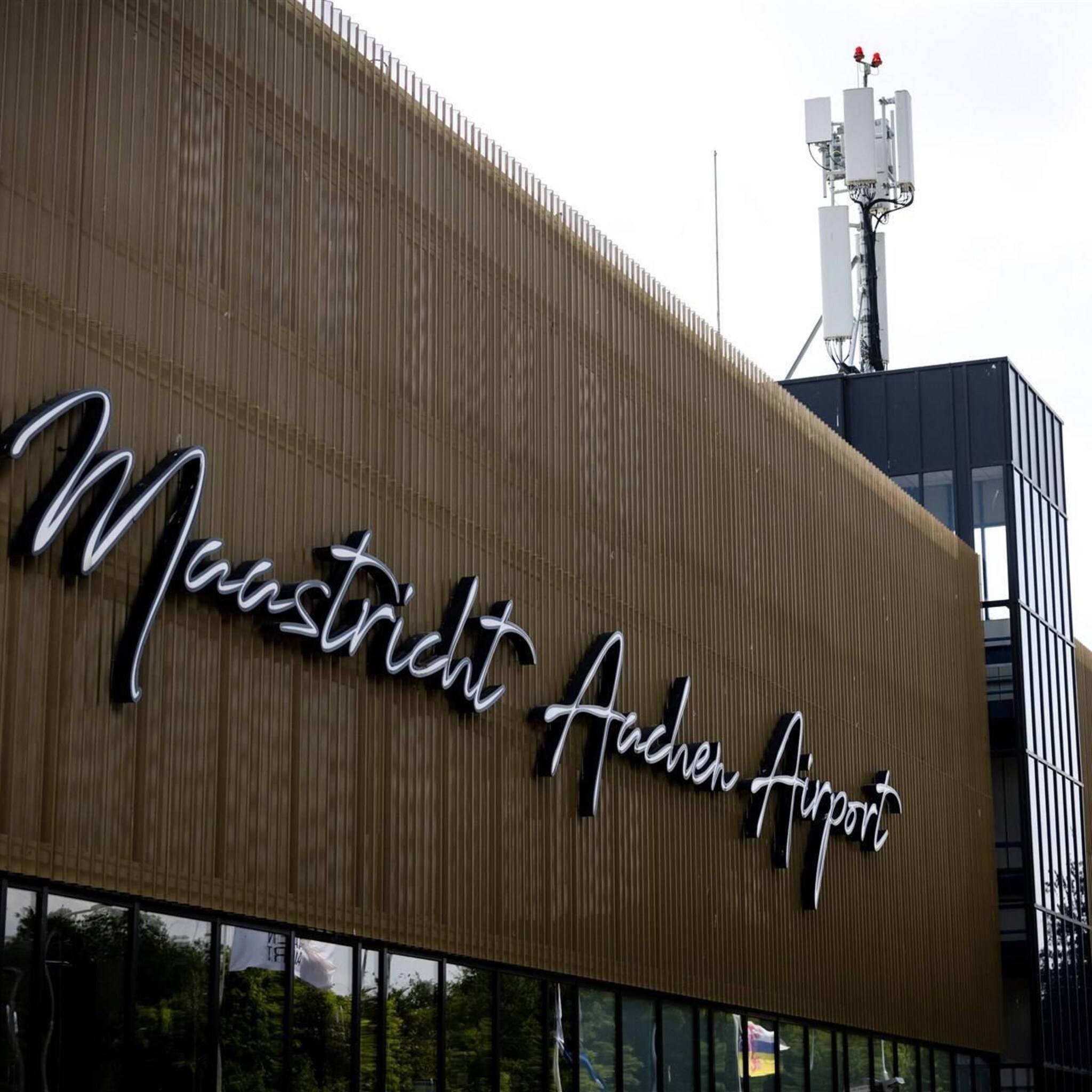 schiphol definitief mede eigenaar vliegveld maastricht