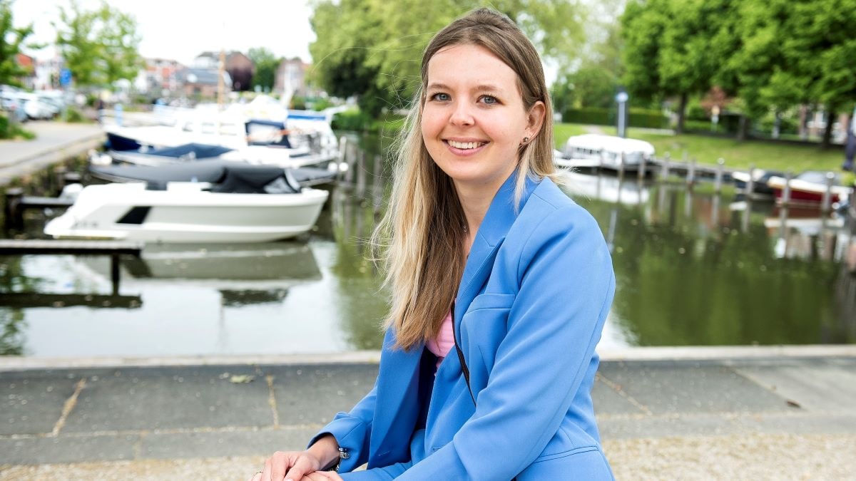 Emma Verschure helpt mensen met de boekhouding. ,,De regels van de belastingdienst zijn té moeilijk, vind ik.” Foto: Marnix Schmidt