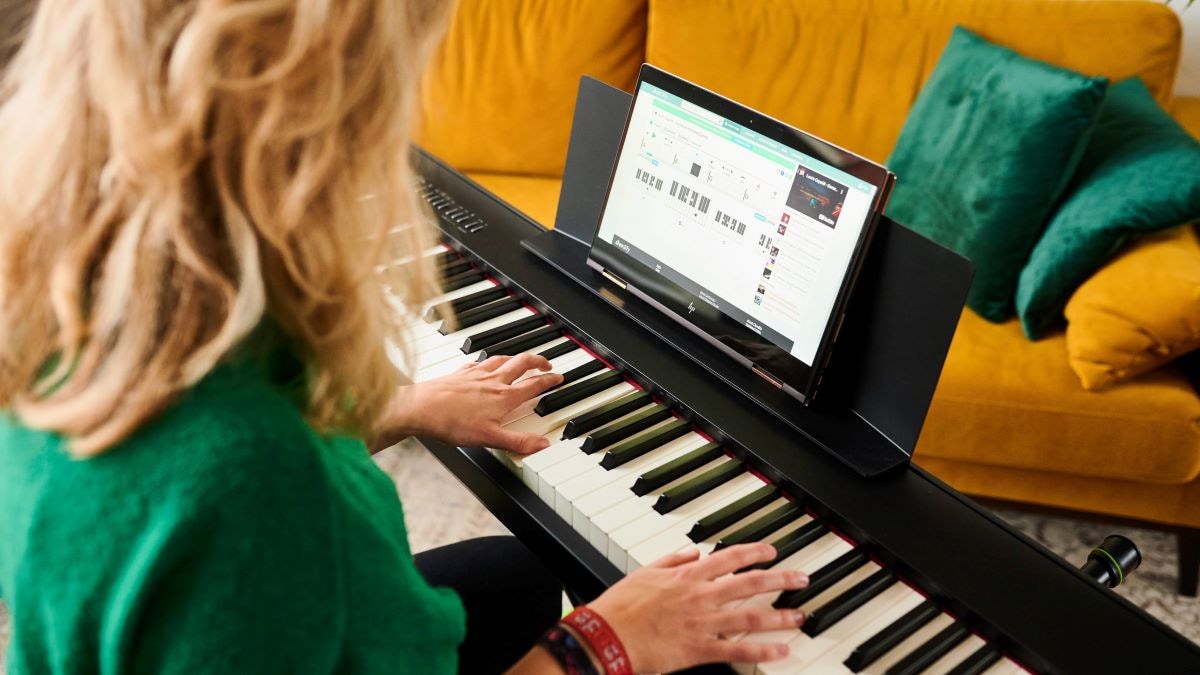 Een muzikant aan de slag met het akkoordenschema van Chordify.