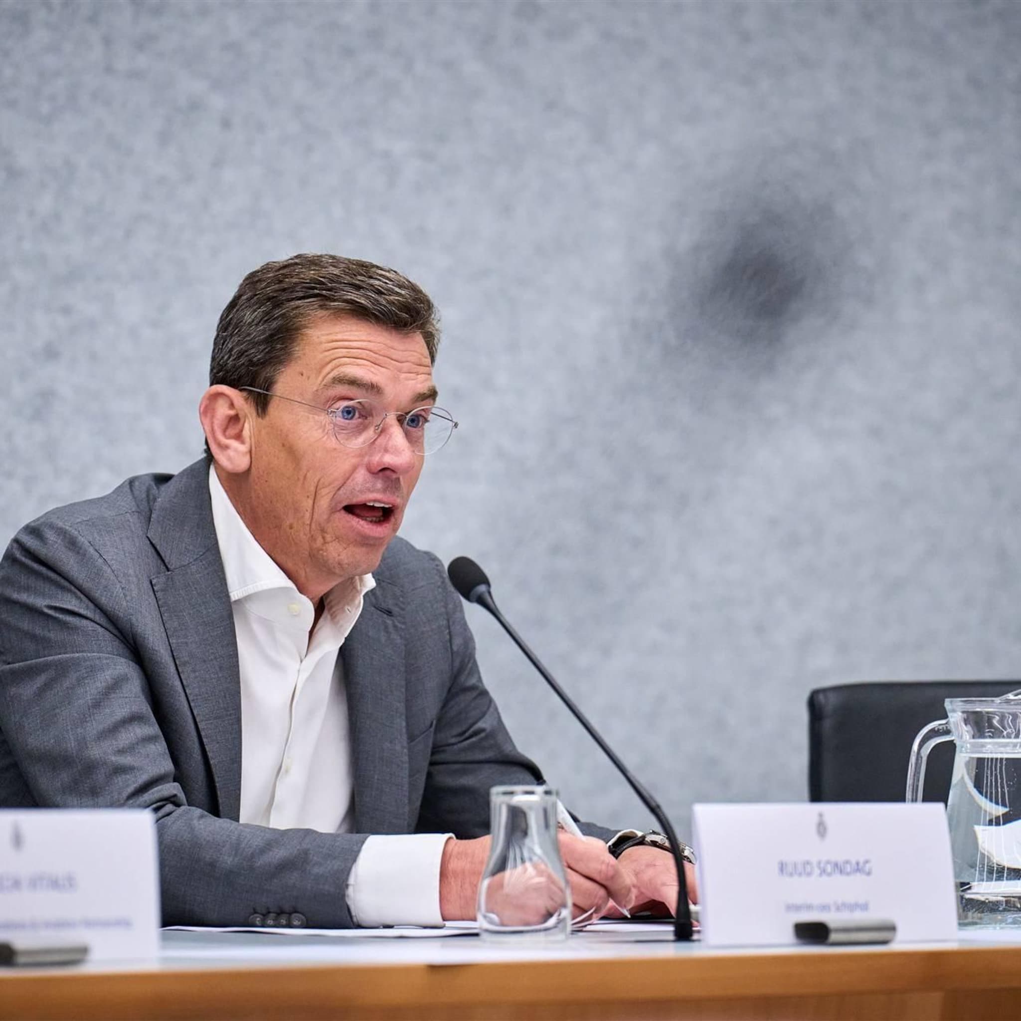 schiphol in kamer help ons druk te houden op minister