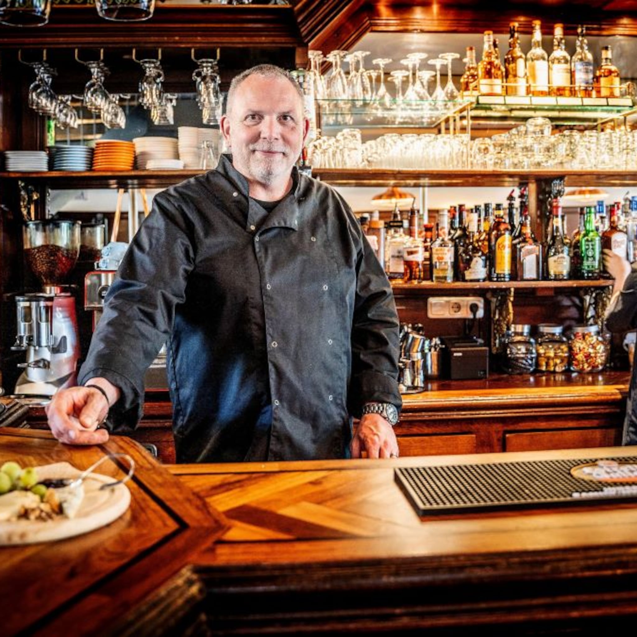 horeca ondernemer wim 53 moet zijn cafe vanwege ernstige artrose verkopen