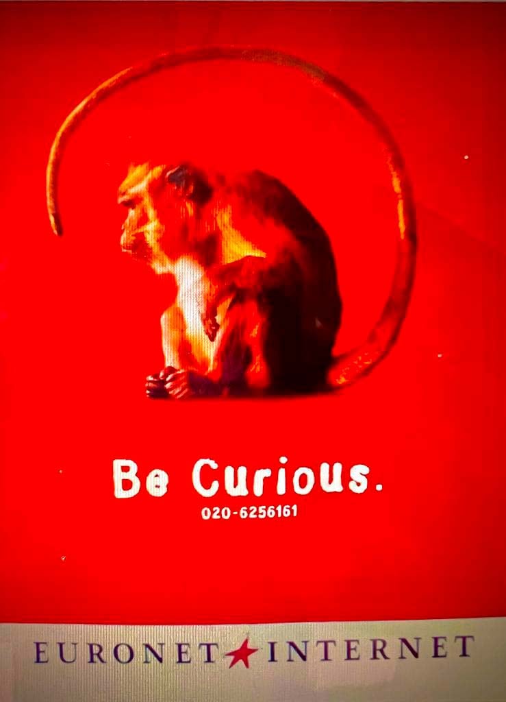 Een reclameposter van de Be Curious campagne. Beeld: Arko van Brakel