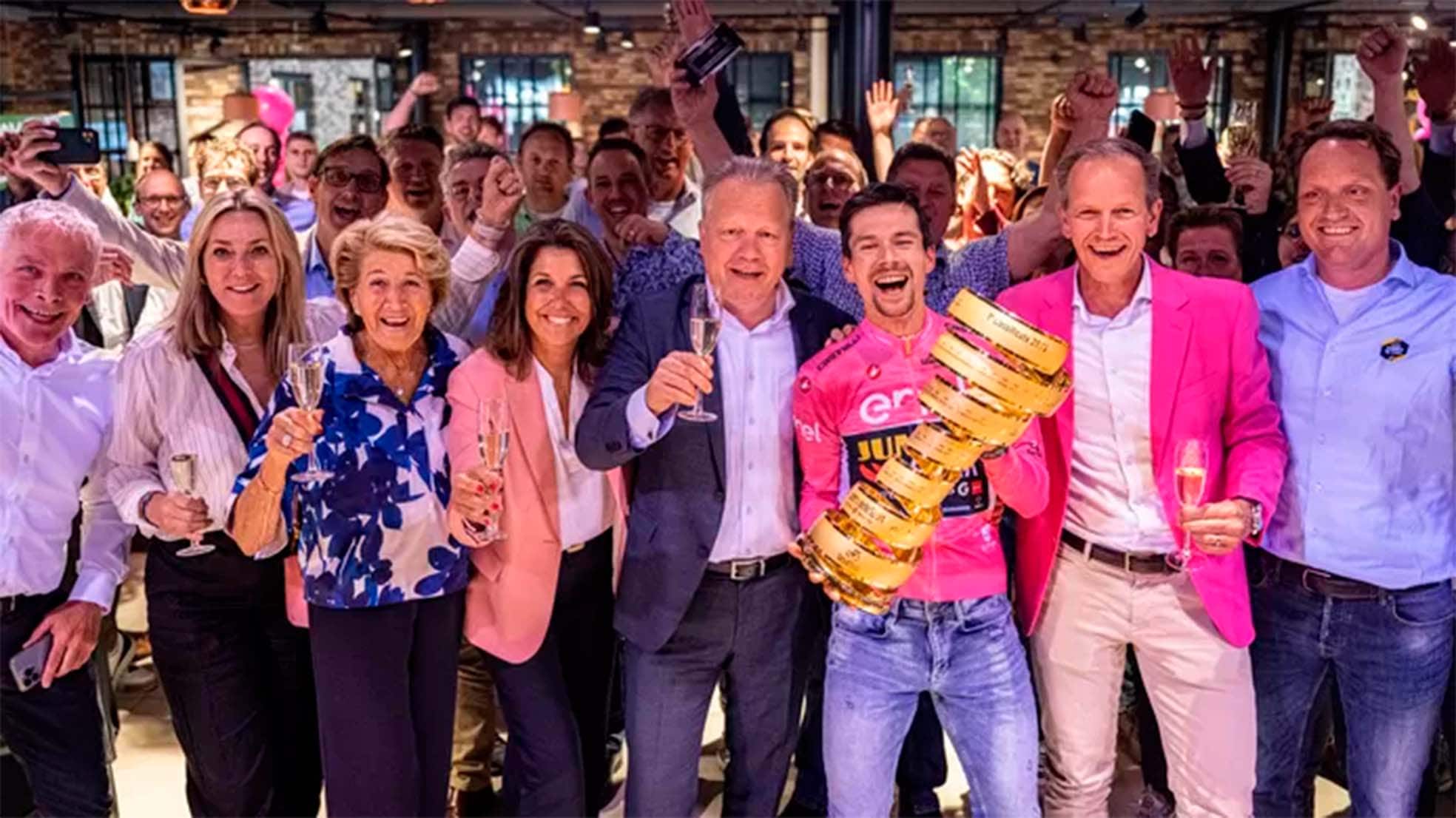 Ton van Veen (midden) met links naast hem Monique, Kitty en Colette van Eerd. Rechts Giro-winnaar Primoz Roglic, en Jumbo-Visma kopstukken Richard Plugge en Merijn Zeeman.  Koen Verheijden