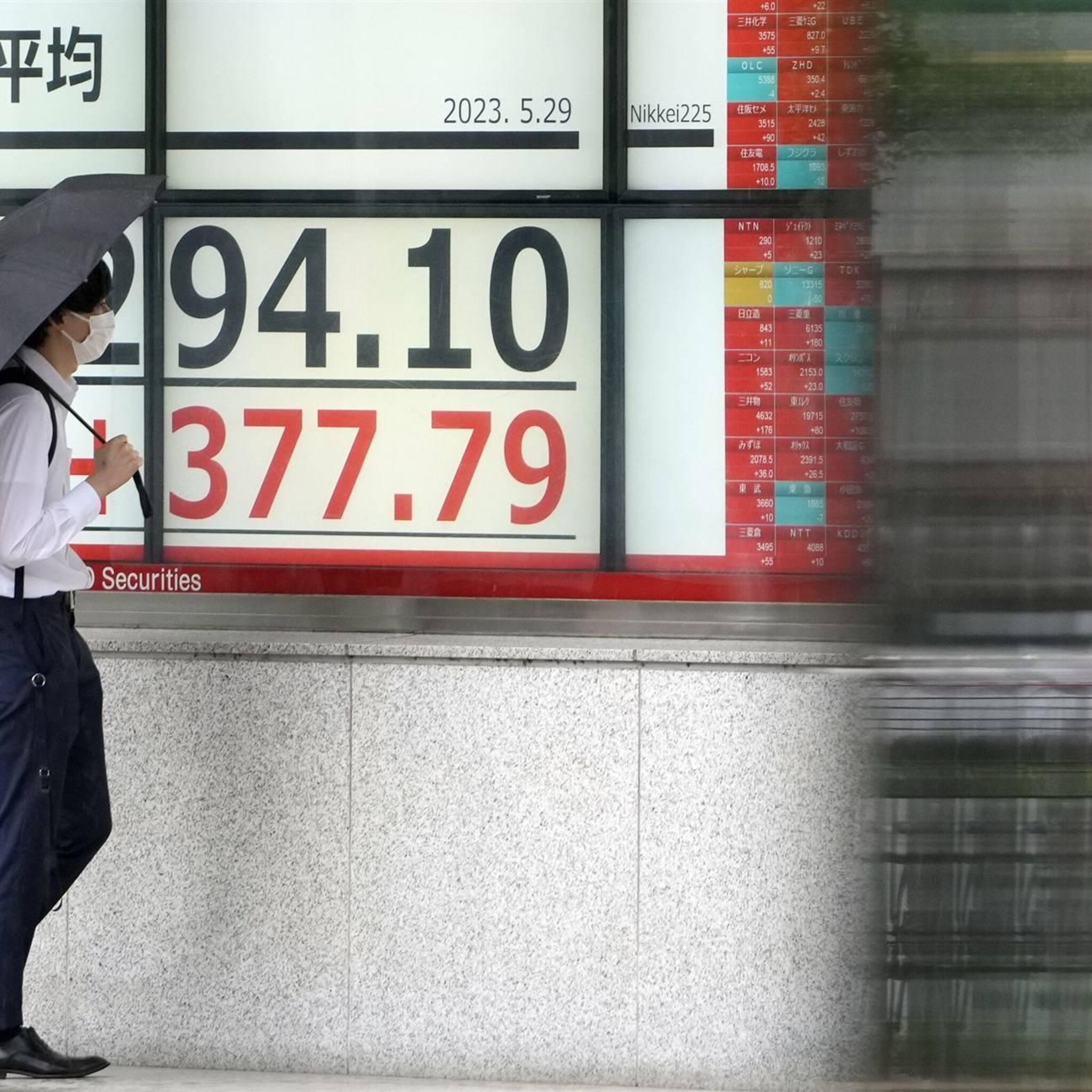 japanse elektronicabedrijven zetten nikkei op stevige winst