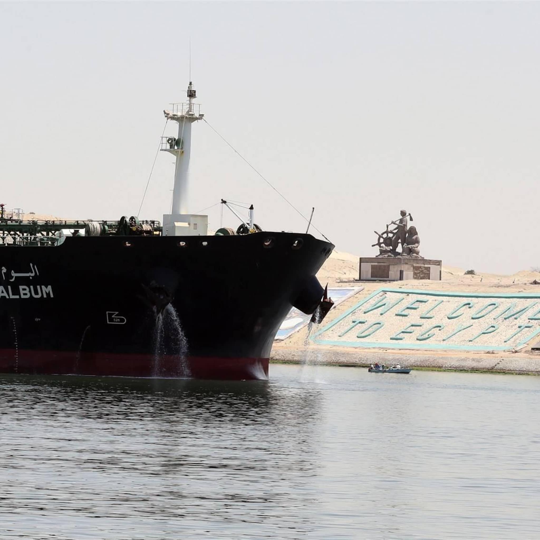 egypte zet sleepboten in voor tanker met pech in suezkanaal