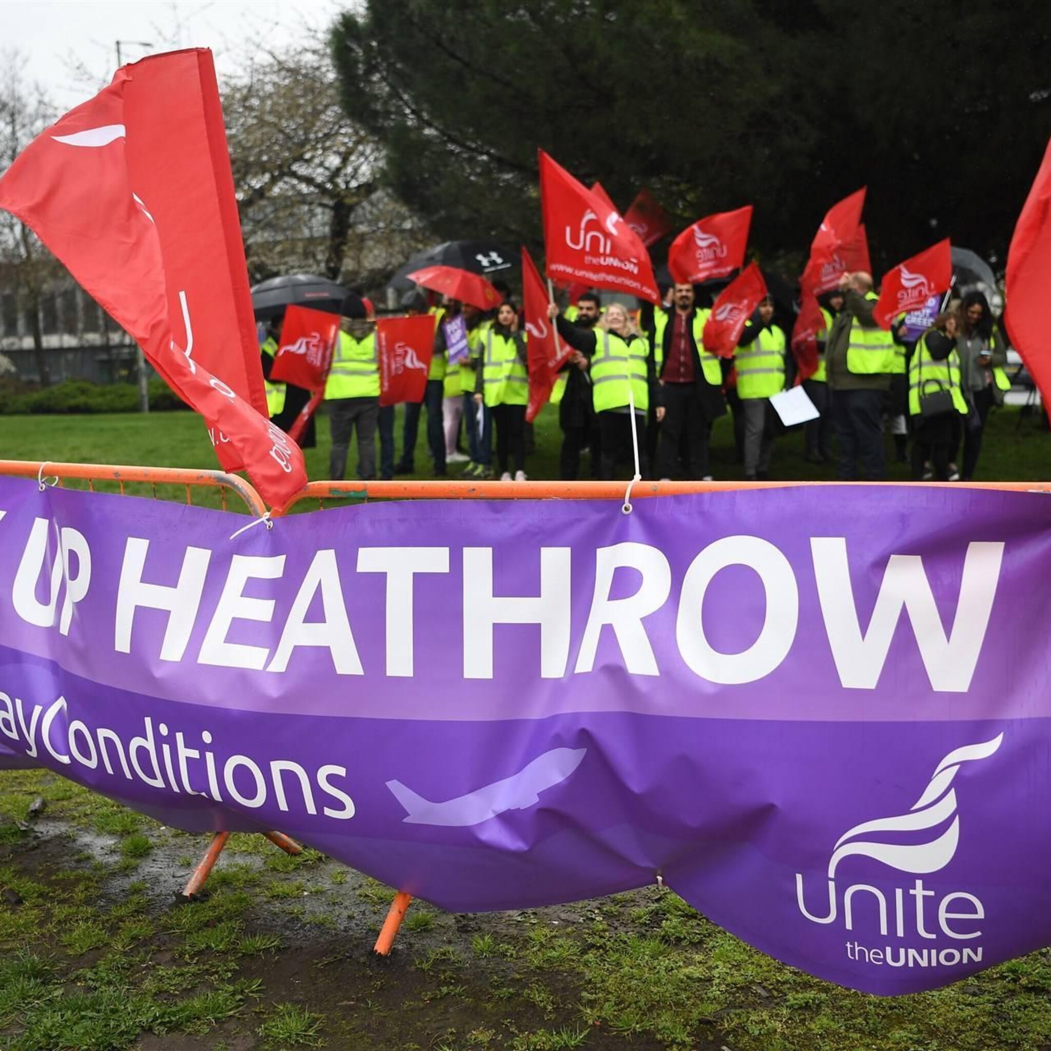 zomer vol stakingen van beveiligers op britse luchthaven heathrow