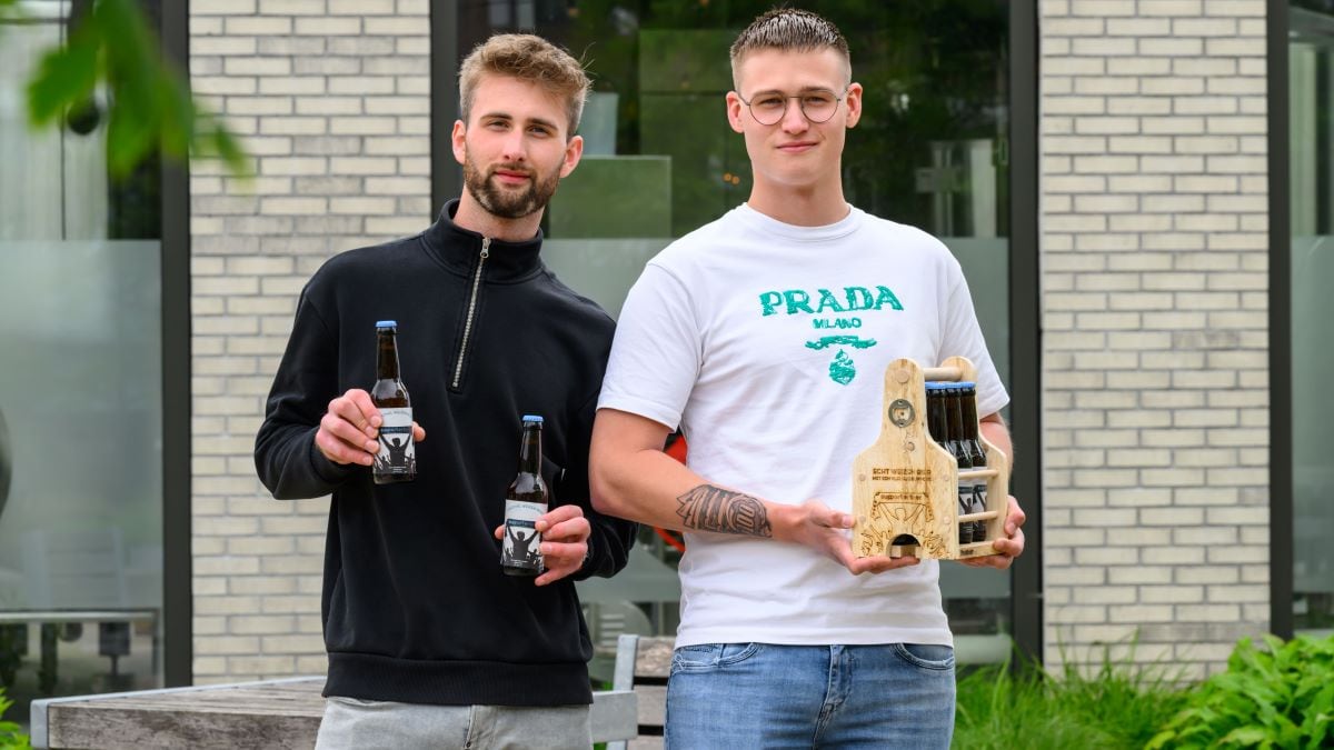 Dyke van Eerden (l.) en Sander Wilbers (r.) hebben samen met twee andere Saxion-studenten als opdracht het bedrijf Supporterbier opgericht en 1000 liter bier bij Eanske laten brouwen. Foto: Lars Smook