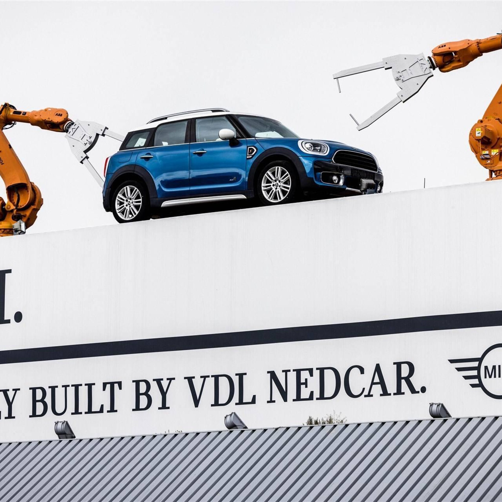 vdl kondigt massaontslagen aan bij autofabriek nedcar