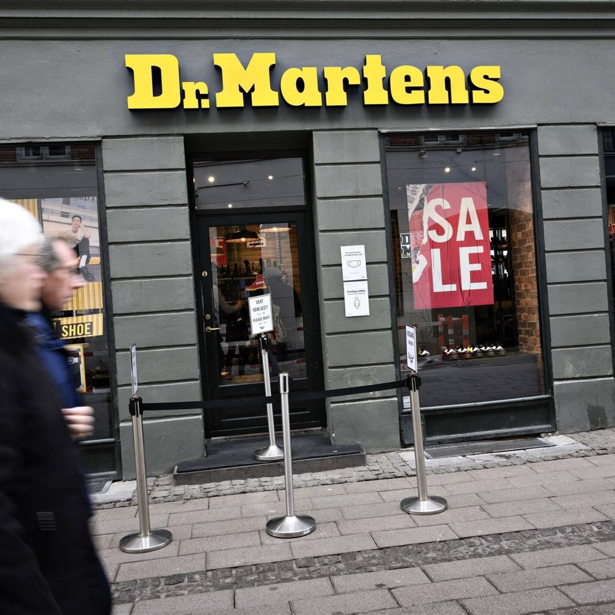 schoenenmerk dr martens verdient minder ondanks recordverkopen