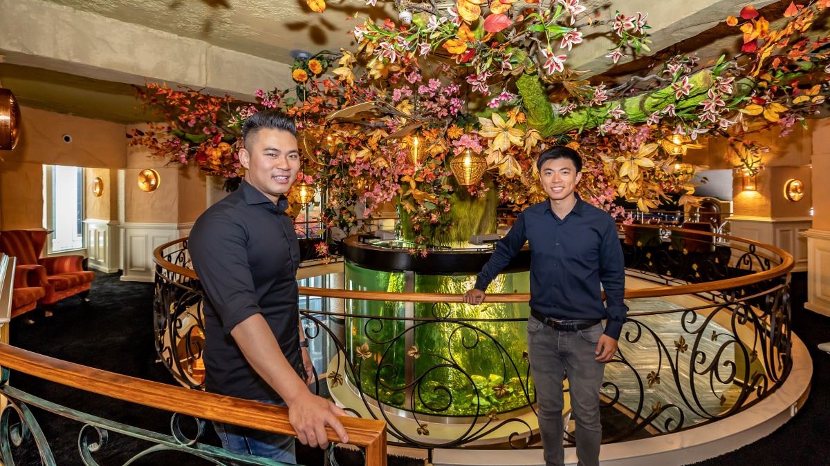 Michael en Jack Yang nemen bij de voormalige Koperen Hoogte het stokje over van Hennie van der Most. Foto: Pedro Sluiter