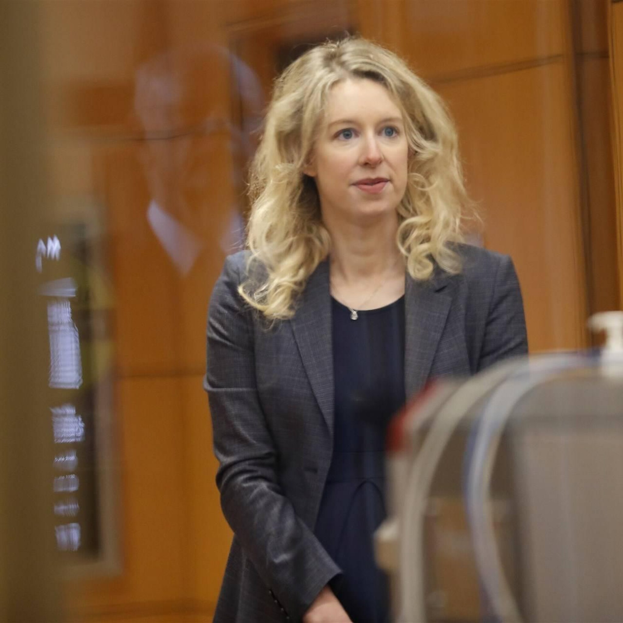 theranos oprichter holmes begint aan celstraf om megafraude