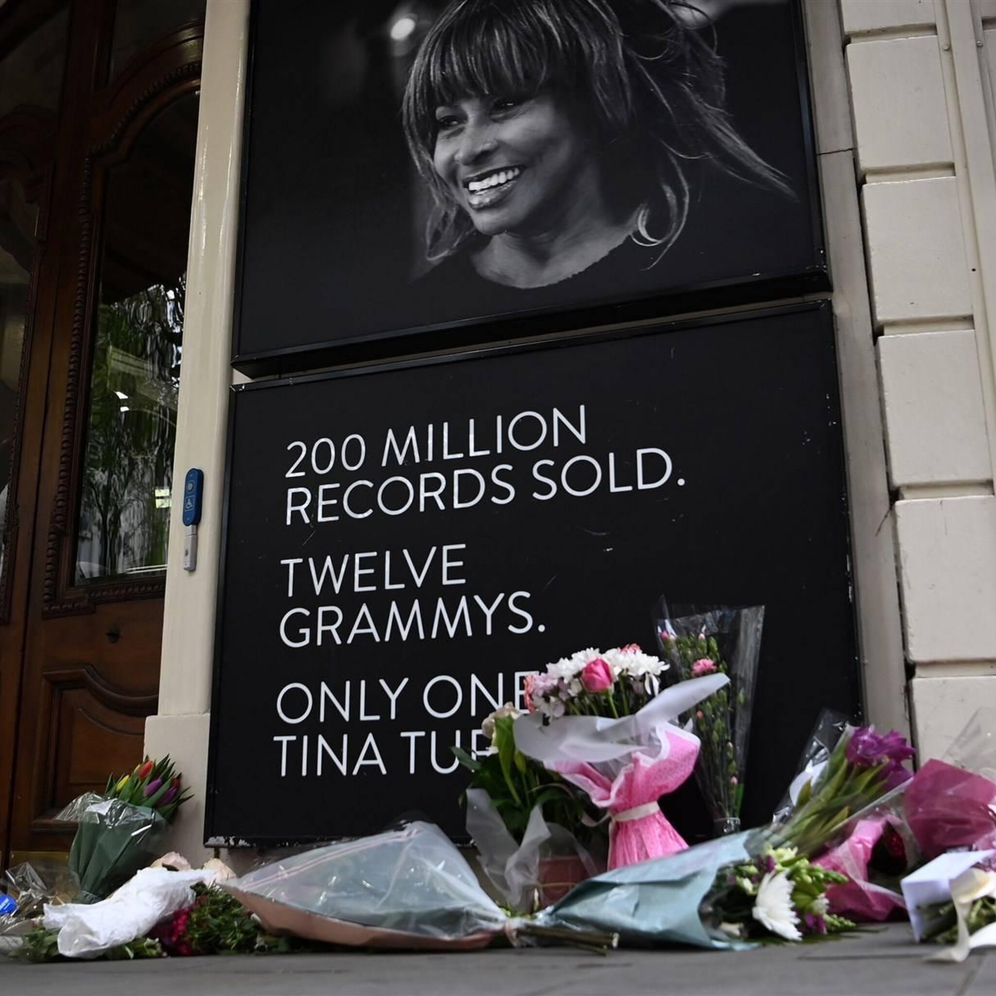 tina turner artikelen in trek op marktplaats na overlijden