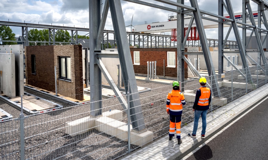 Bouwbedrijf Van Wijnen maakt kant-en-klare woningen in een fabriek in Heerenveen. Buiten op het terrein staan de gevels en andere delen van de woningen te wachten op transport. Een huis is op de bouwlocatie in één dag gemonteerd. Foto: Jilmer Postma