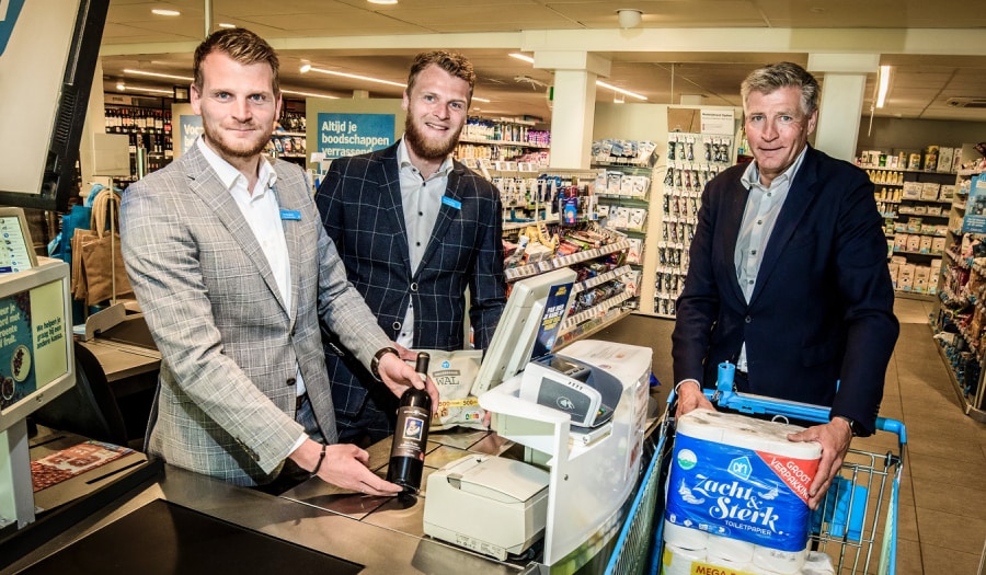 Tim (links) en Rinse Kamphuis nemen de Albert Heijn in Haaksbergen en de Enschedese wijk Helmerhoek over van vader John. Foto: Reinier van Willigen