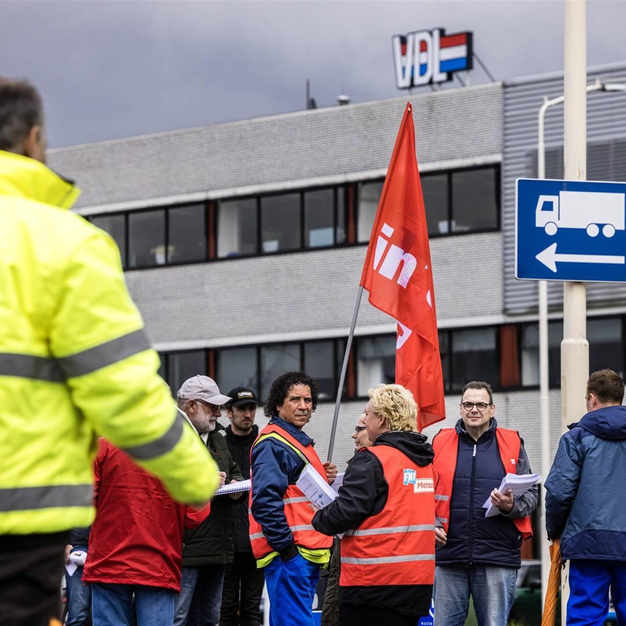 vdl dreigt met intrekking bonus bij doorgaan stakingen nedcar