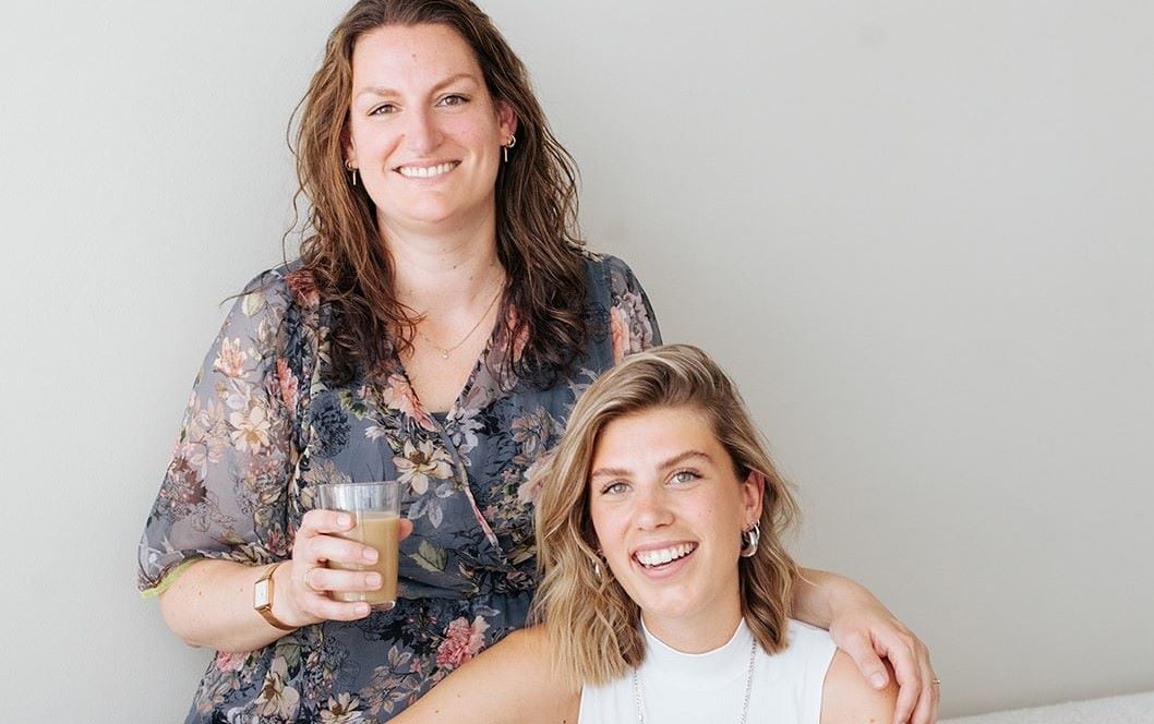 MamasChai-oprichters Leonie Ruhe (links) en zus Kirsten Grotholt. Foto: Yara Photography