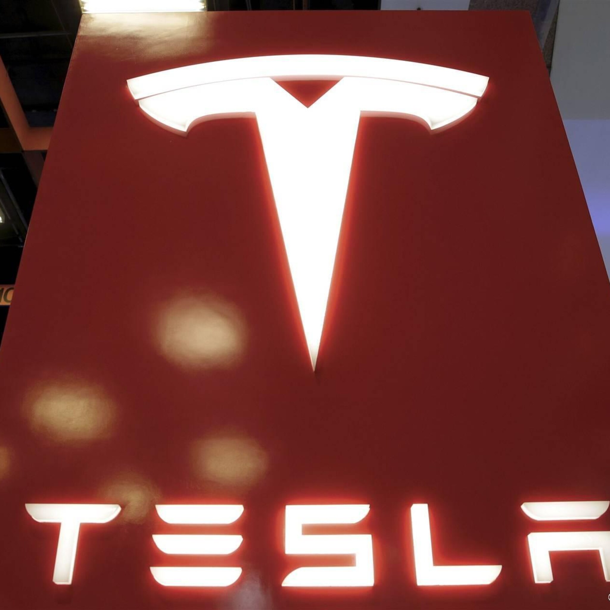 privacywaakhond bekijkt mogelijk datalek bij tesla