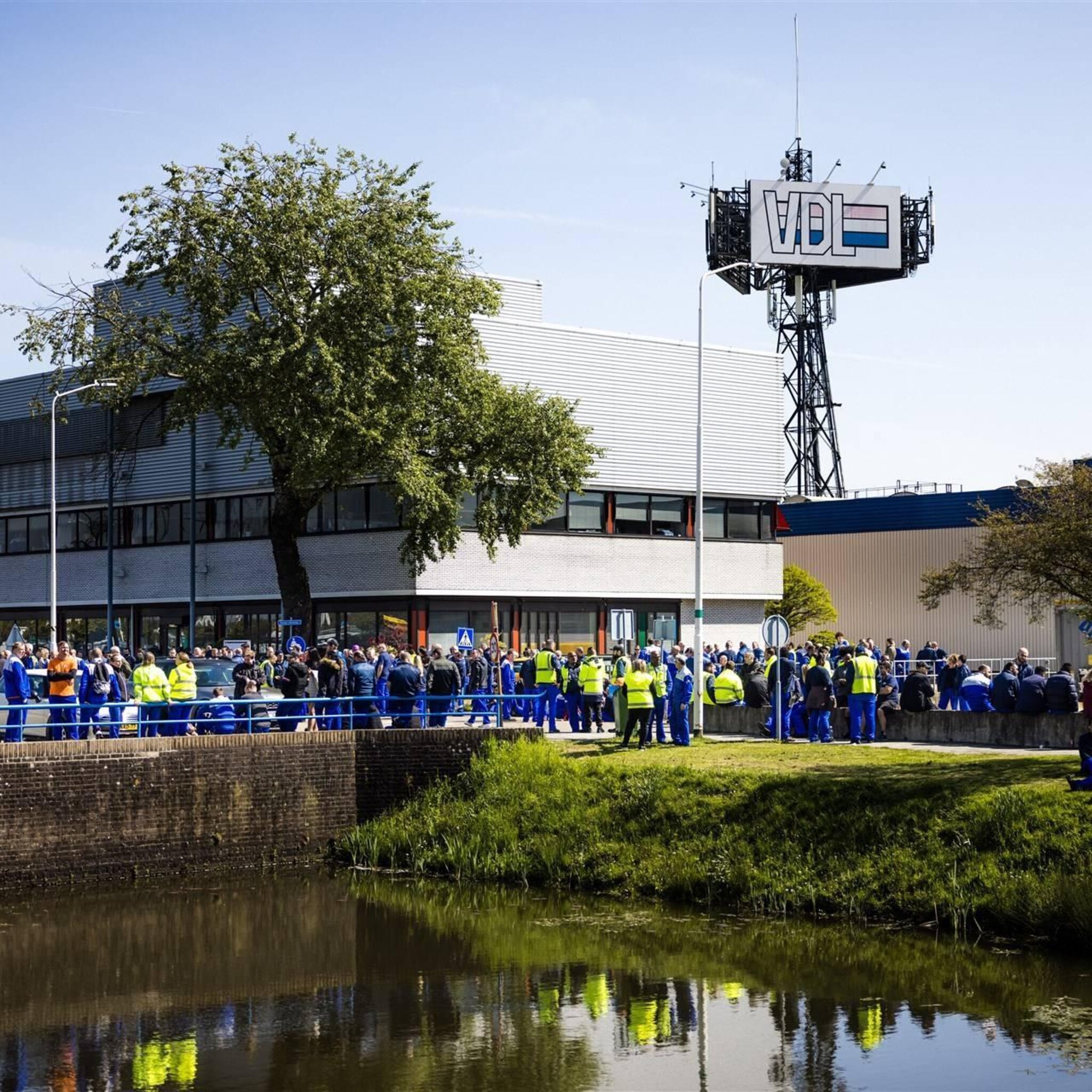 staking legt autofabriek nedcar dinsdag plat