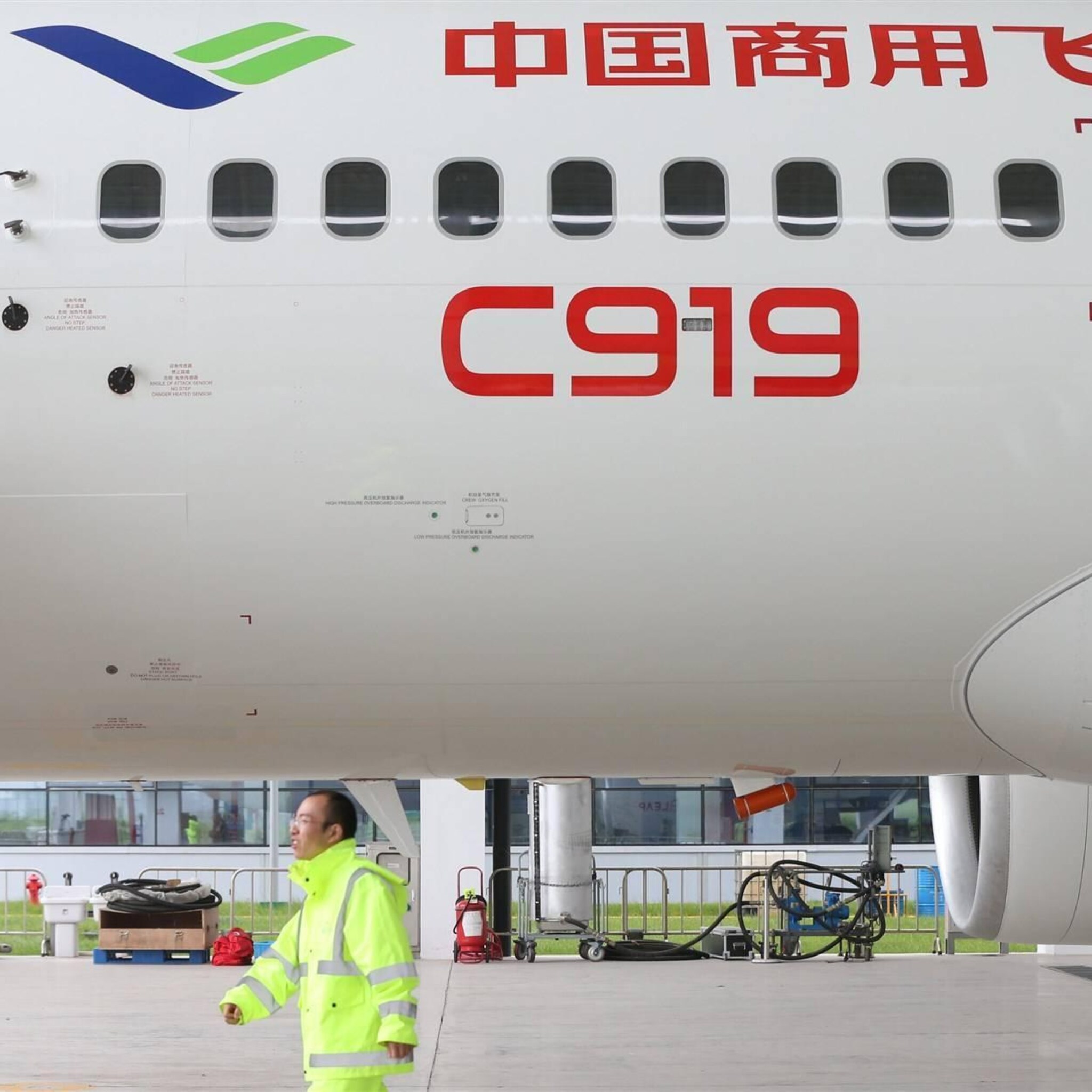 eerste vlucht passagiersvliegtuig c919 van chinese rivaal boeing