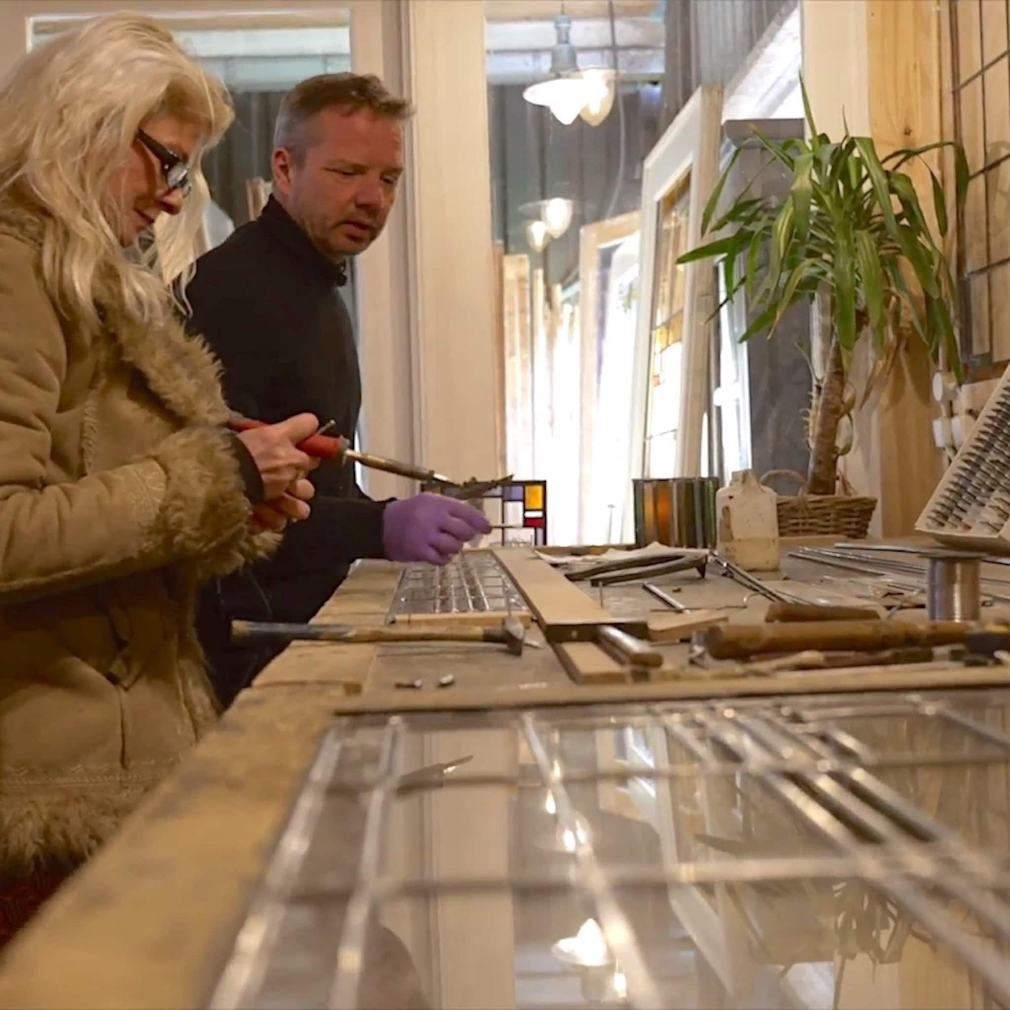 glazeniers en partners peter en bianca ulle toveren al twintig jaar met glas in lood