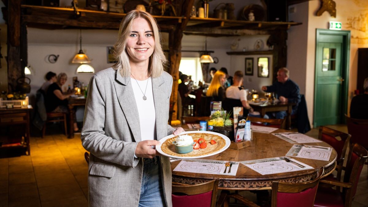 Veerle Mulder (24) is de nieuwe eigenaresse van pannenkoekenboerderij De Ganzenhoeve in Holthone. Foto: Enzio Ardesch