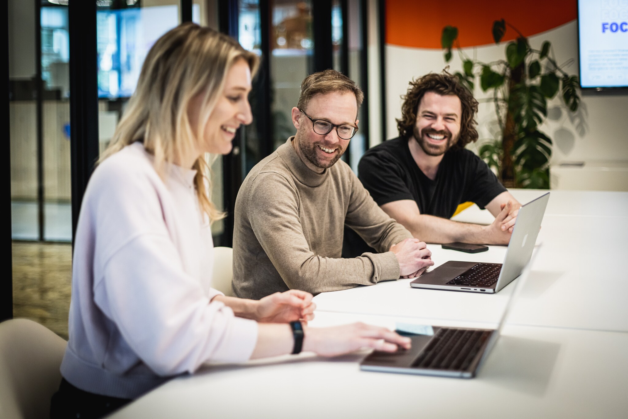 Managing partner Bas van Bokhorst (midden) van digital agency Greenberry in Utrecht deed de Switch naar de mobiliteitskaart van de ANWB: 'Wat je ziet, is dat het heel eenvoudig is voor collega’s om flexibel te kiezen voor de manier van reizen die op dat moment bij hun wensen past.'