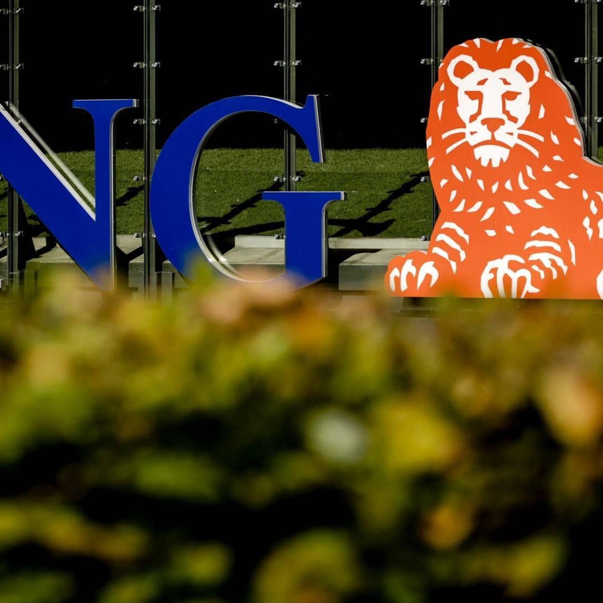 aegon en ing aan kop in aex ook blik op shell