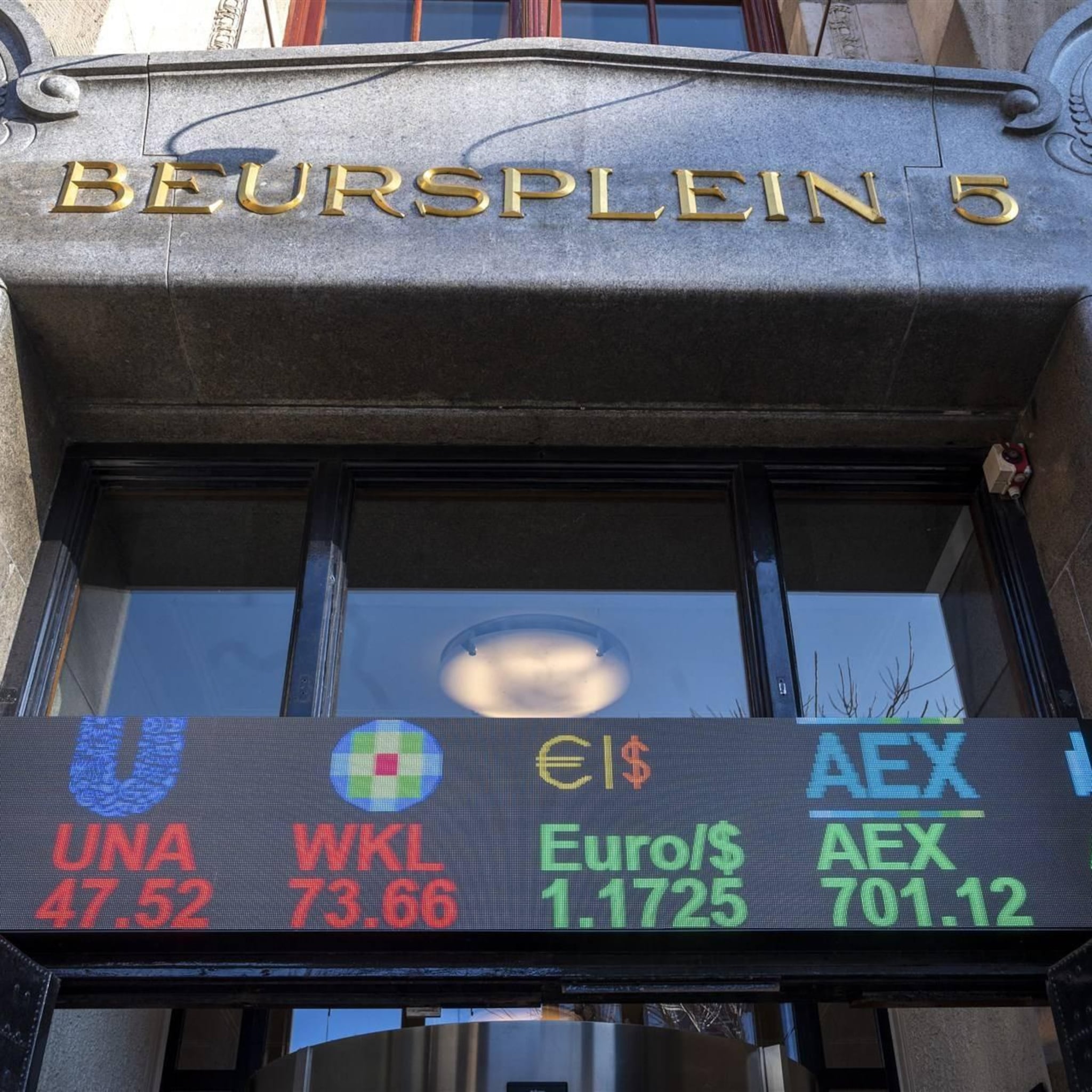 chipbedrijven asmi en besi helpen aex index aan kleine winst
