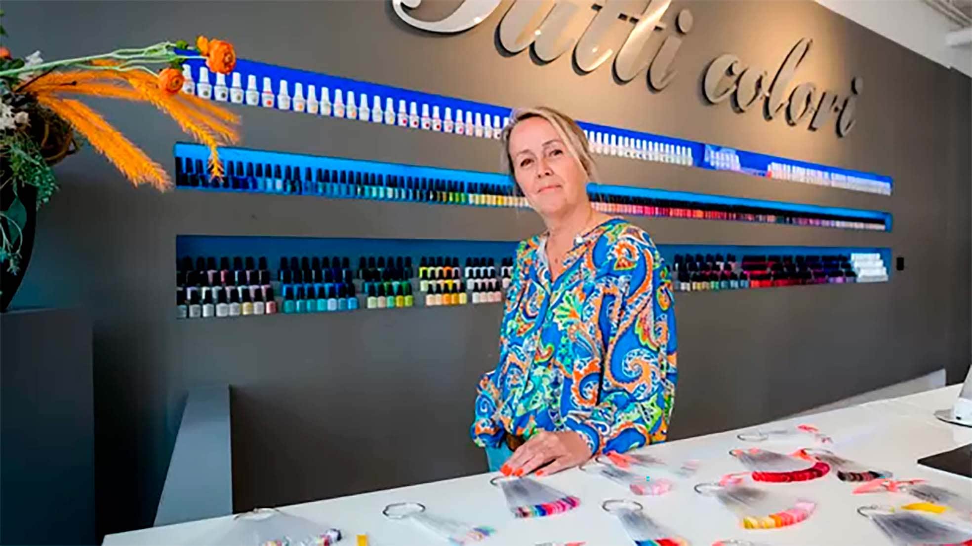 Kiki van Gelder in haar Tutti Colori Nail Bar in Rotterdam. Foto: Marco De Swart