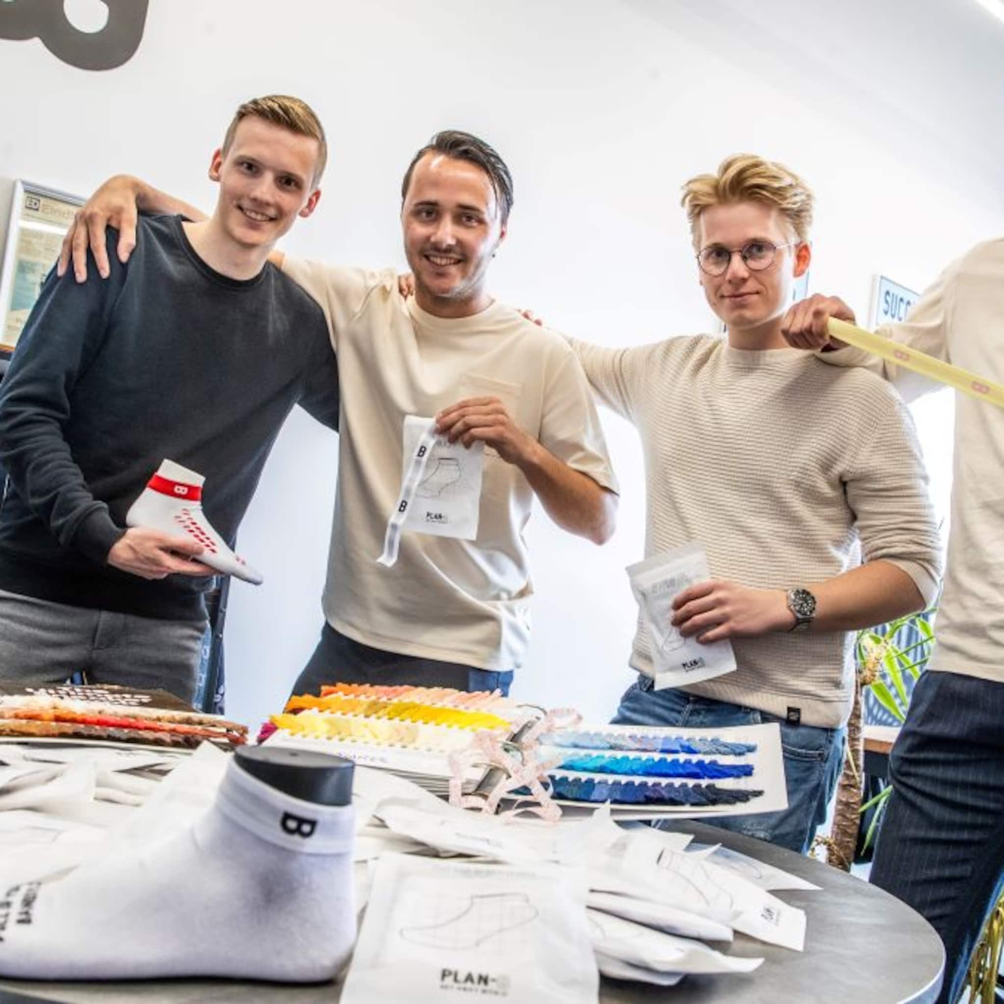 vier twintigers gaan voor plan b met hun sneakersokken