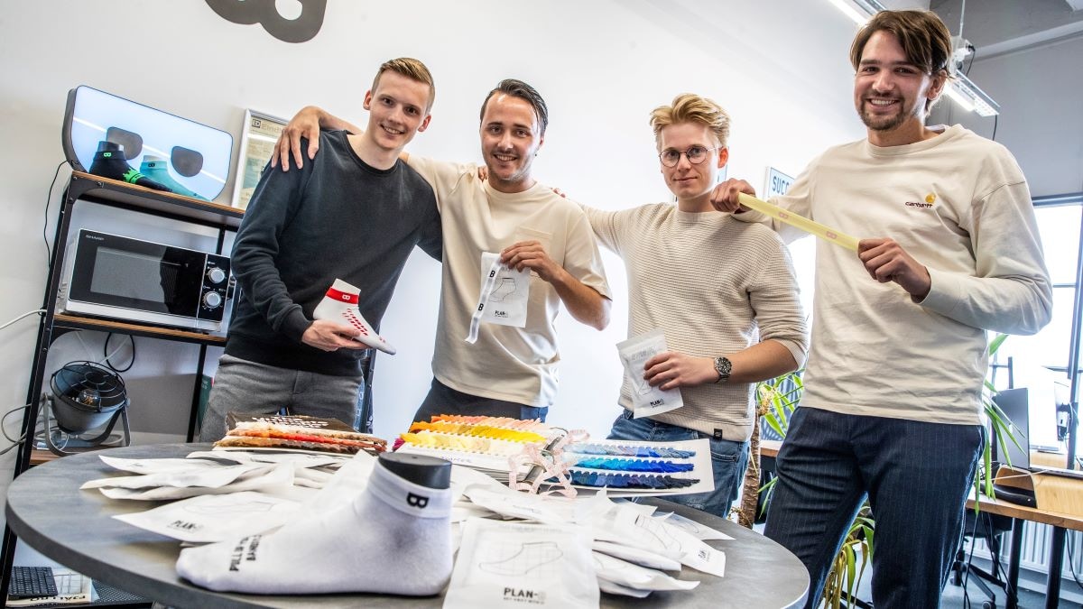De jonge ondernemers die hun sneakersok die niet meer afzakt aan de man gaan brengen. Van links naar rechts: Willem Moeskops, Niels Fickinger, Harris van Eijk en Jari van den Broek in hun kantoor op Strijp-S in Eindhoven. Foto: Juan Vrijdag/DCI Media
