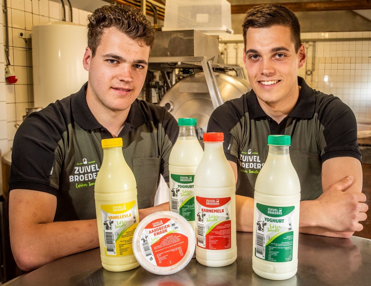 Bart en Erwin met de producten die ze zelf maken op het erf in Hengevelde. Foto: Reinier van Willigen