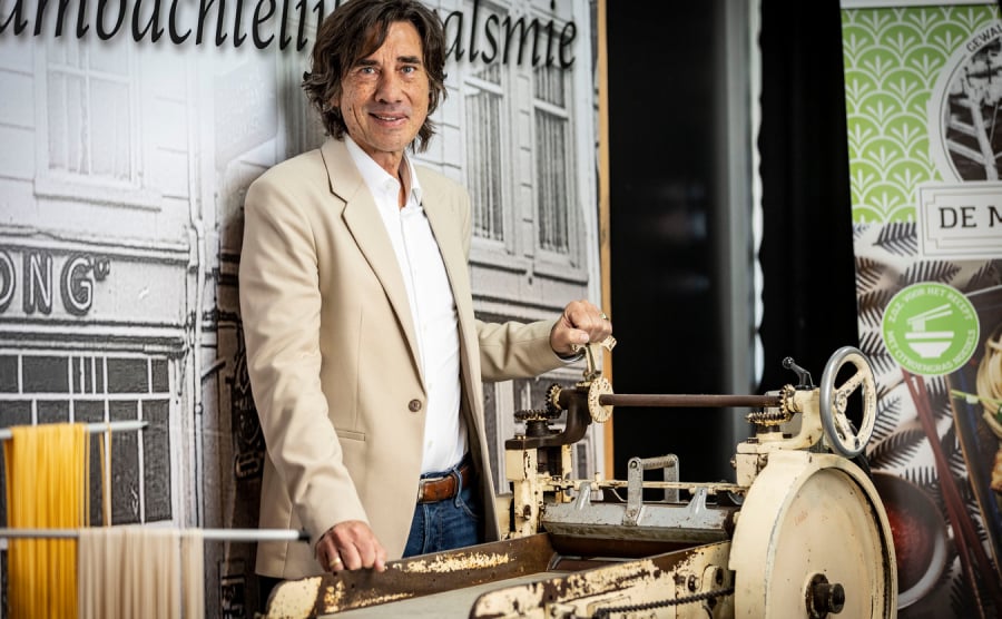 Peter van der Moolen: „Mijn vader begon met zijn zelfgemaakte machine in het parochiehuis van de Jacobuskerk. Nu gaan we verhuizen naar een nieuw pand van 5000 vierkante meter aan De Ossenboer.” Foto: Robin Hilberink