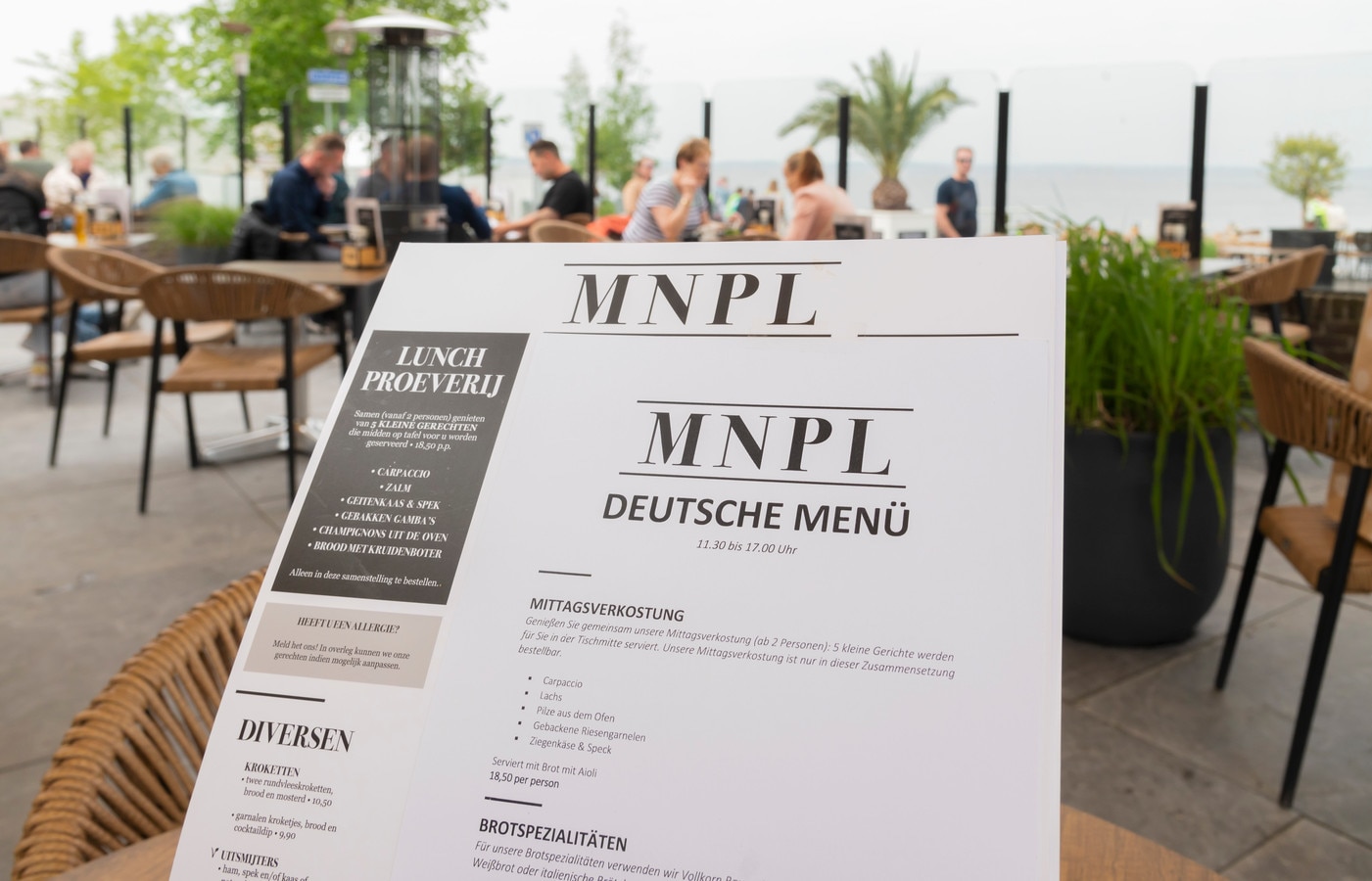 De menukaart van hotel-restaurant Monopole in Harderwijk in het Duits. Omdat bijna alle Duitse gasten de digitale versie gebruiken, maakt Monopole gebruik van een Duitse kaart die op een Nederlandse versie is geplakt. Foto: Ruben Schipper Fotografie