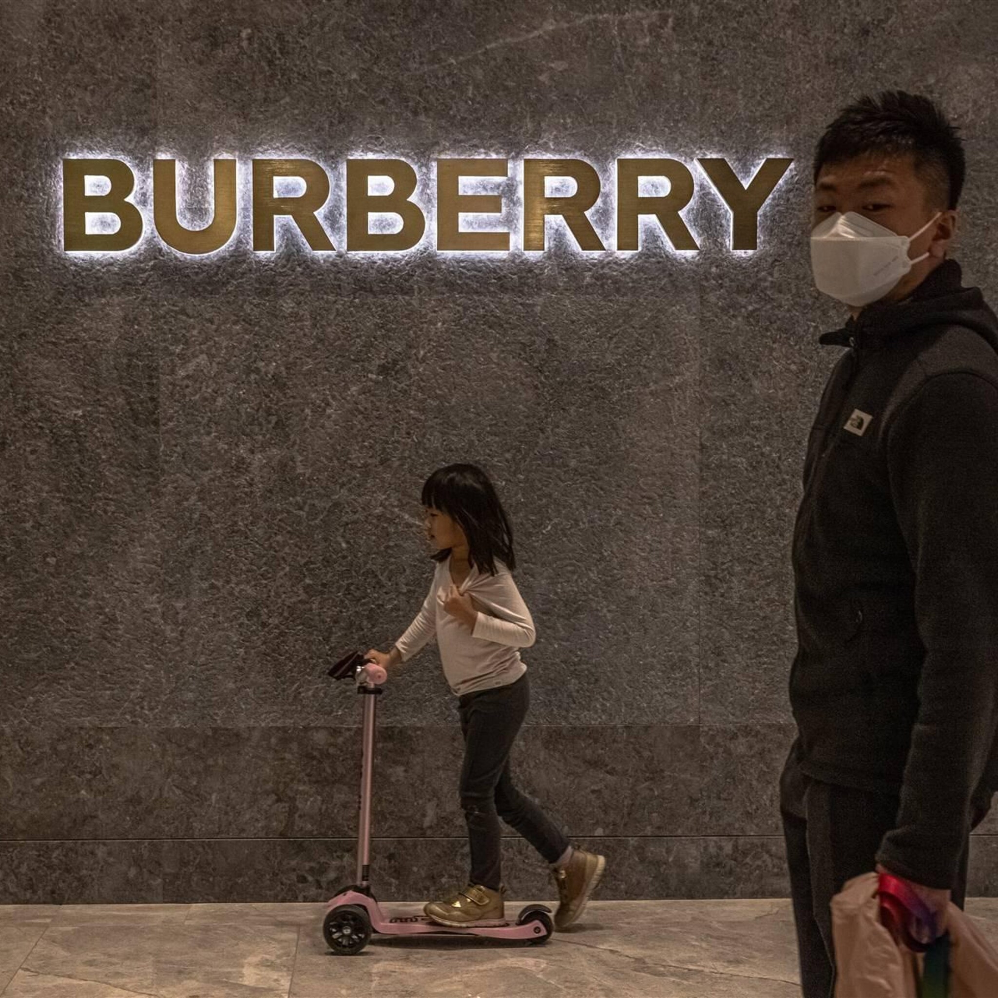 chinese consument stuwt verkoop modebedrijf burberry