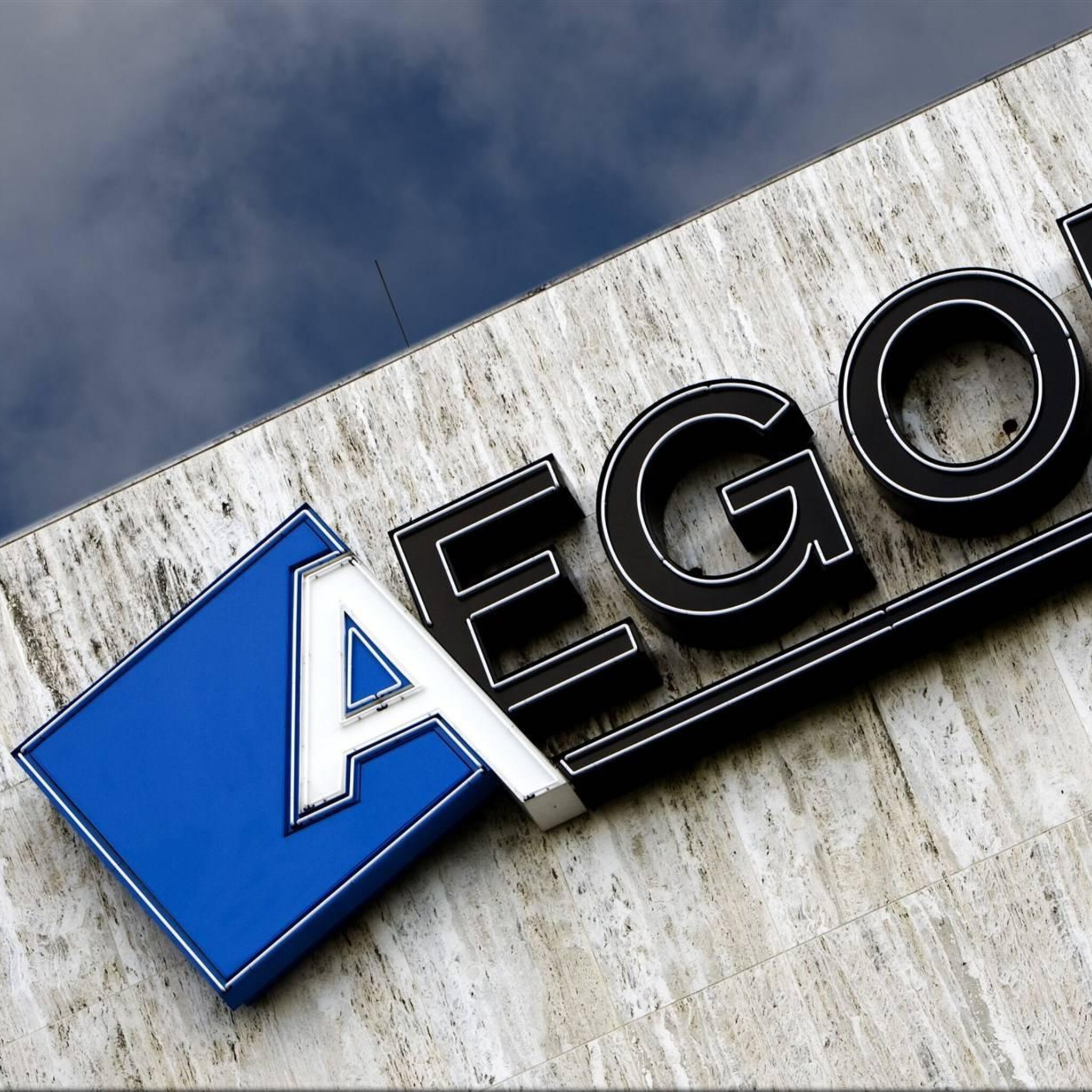 aegon stijgt op beurs amsterdam alfen hard onderuit