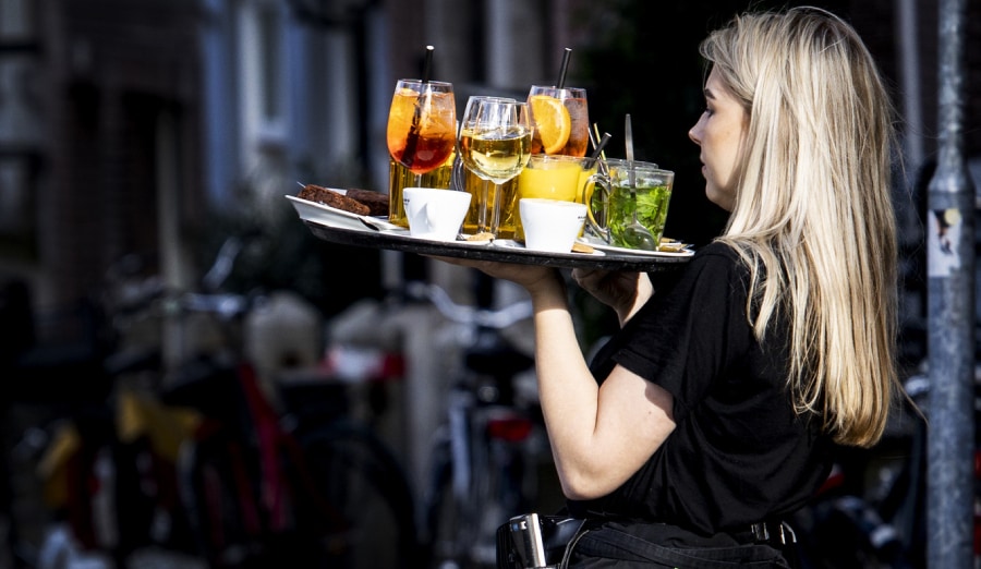Horecapersoneel op een terras in het centrum van Amsterdam. Foto: ANP