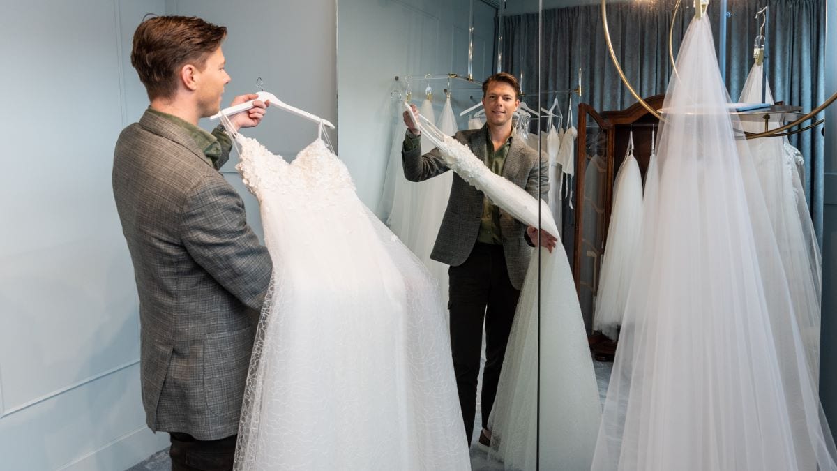Nick Bergisch in zijn nieuwe winkel in Spakenburg. Foto: Cees Wouda