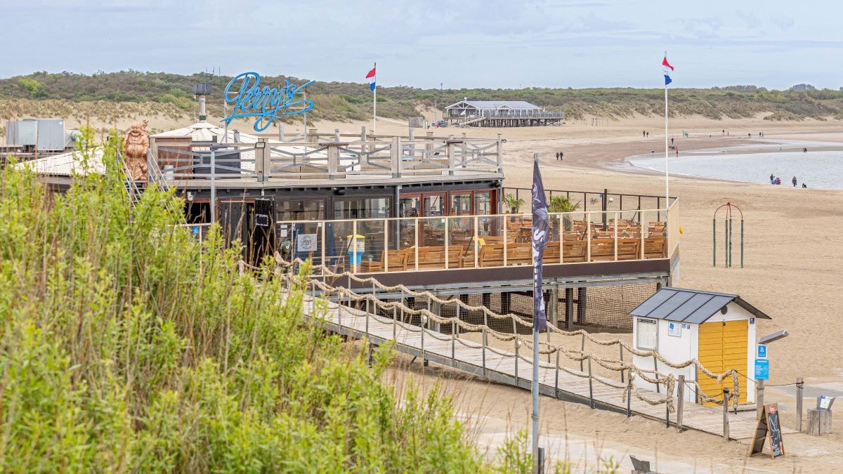 Het Zeeuwse strand vormt het decor rondom Beachclub Perry's.