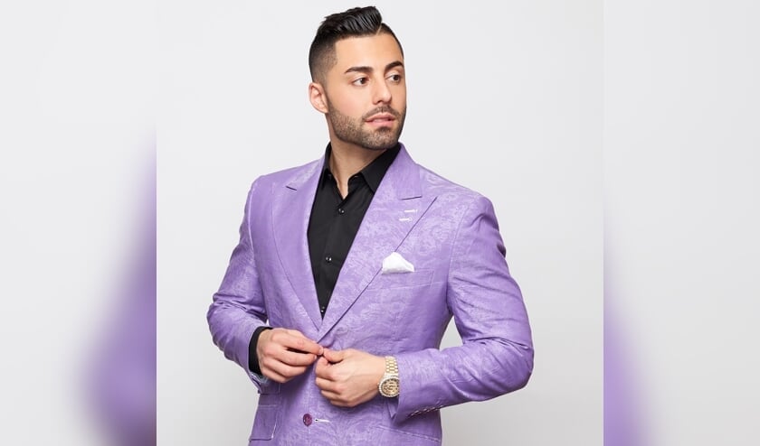 Motivatie-spreker Alex Morton vertelt op events, ook in Nederland, hoe je, volgens hem, rijk kunt worden. Vooral jongeren slaan aan op zijn verhaal. Afbeelding: Facebook.