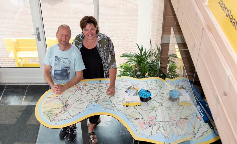 John en Marieke Braber-Schot willen hun vakantiepark Zonnedorp uitbreiden met mindervalidenhuisjes waar gezinnen gratis kunnen logeren. Foto: Sandra Schimmelpennink