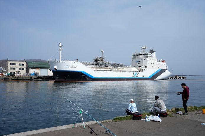 Een tanker met vloeibaar waterstof uit Australië in de Japanse haven Otaru in Japan. Het transport van vloeibaar waterstof tussen continenten was vorige maand een wereldprimeur. Ook in de Rotterdamse haven zullen nog dit jaar de eerste tankers met waterstof arriveren. Foto: AP