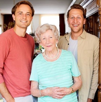 Max en Martijn met soepkokende oma Netty. Foto: Oma's Soep