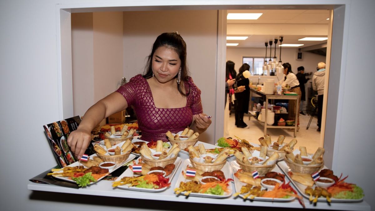 Jarusawan maakt de gerechten klaar tijdens de opening van restaurant Sawaan. Foto: Katja van Noort