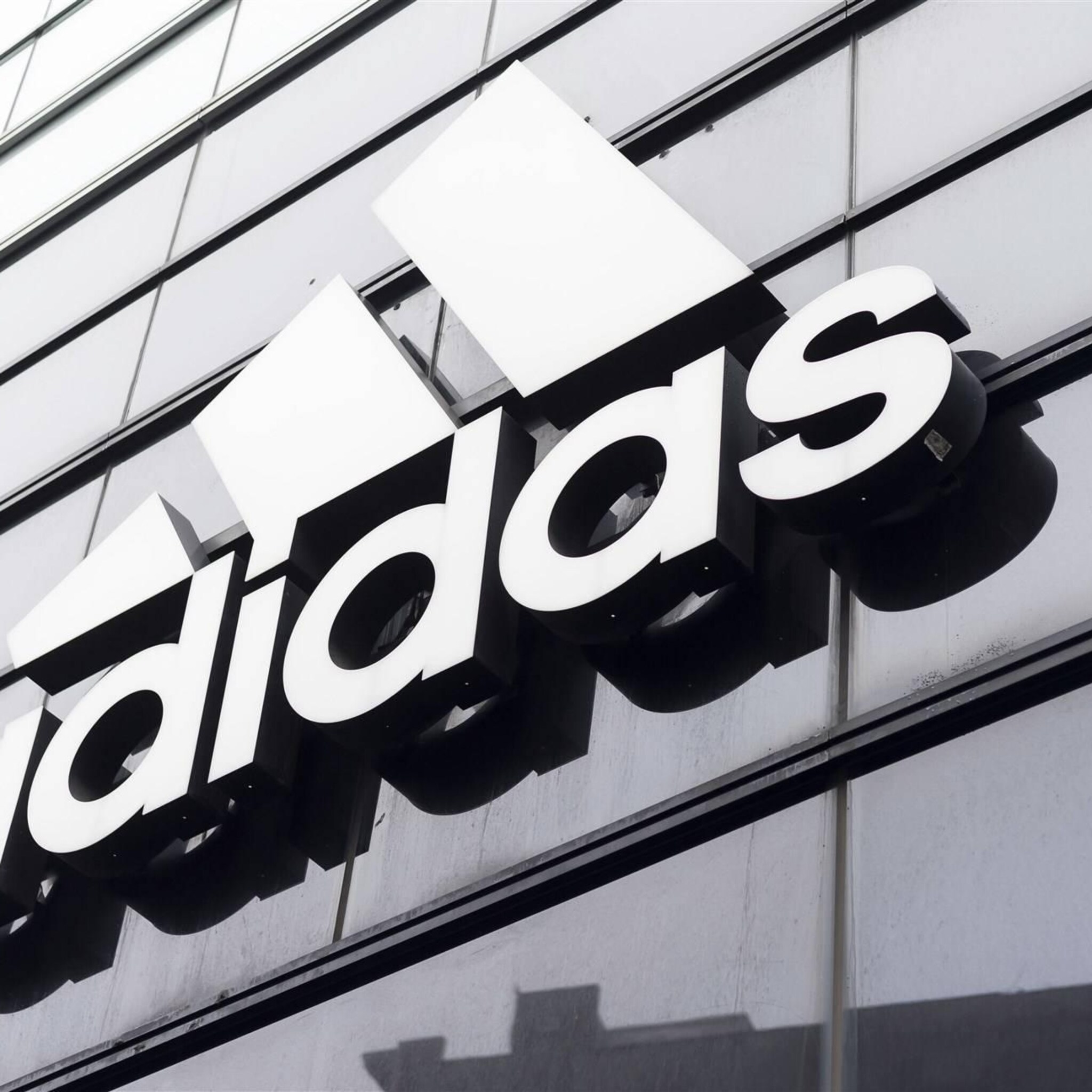adidas wil opbrengst omstreden yeezy kleding doneren