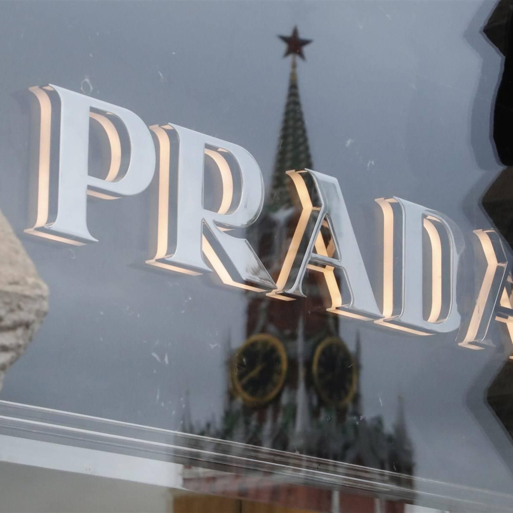 prada groeit hard door vraag naar loafers en miu miu tassen